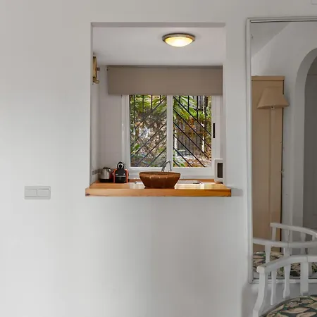 Seaview With Private Garden 5 Minutes Walk To The And Amenities